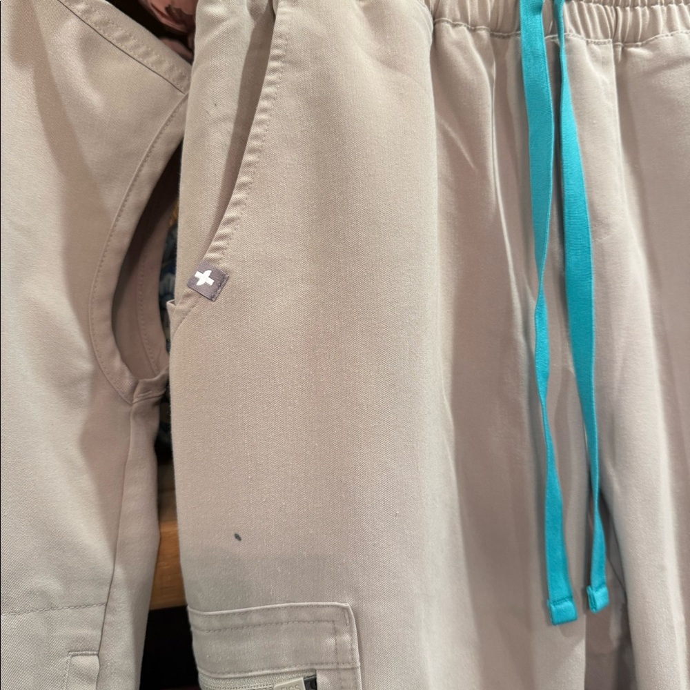 FIGS scrubs - Picture 2 of 2